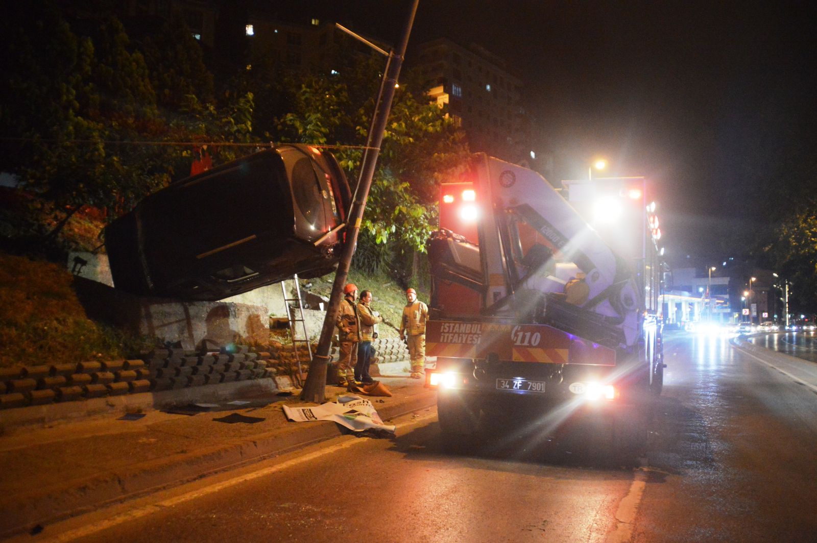 Akılalmaz kaza! Araç, duvar ile direk arasında asılı kaldı